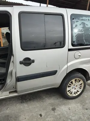 Foto de PUERTA TRASERA IZQUIERDA FIAT I DOBLÒ (119) 1.9 JTD CAT (105 CV / 77 KW)