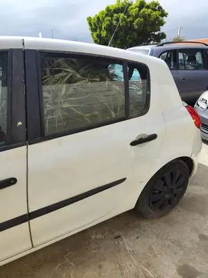 Foto de PUERTA TRASERA IZQUIERDA RENAULT CLIO III 1.5 dCi Diesel FAP (75 CV / 55 KW)