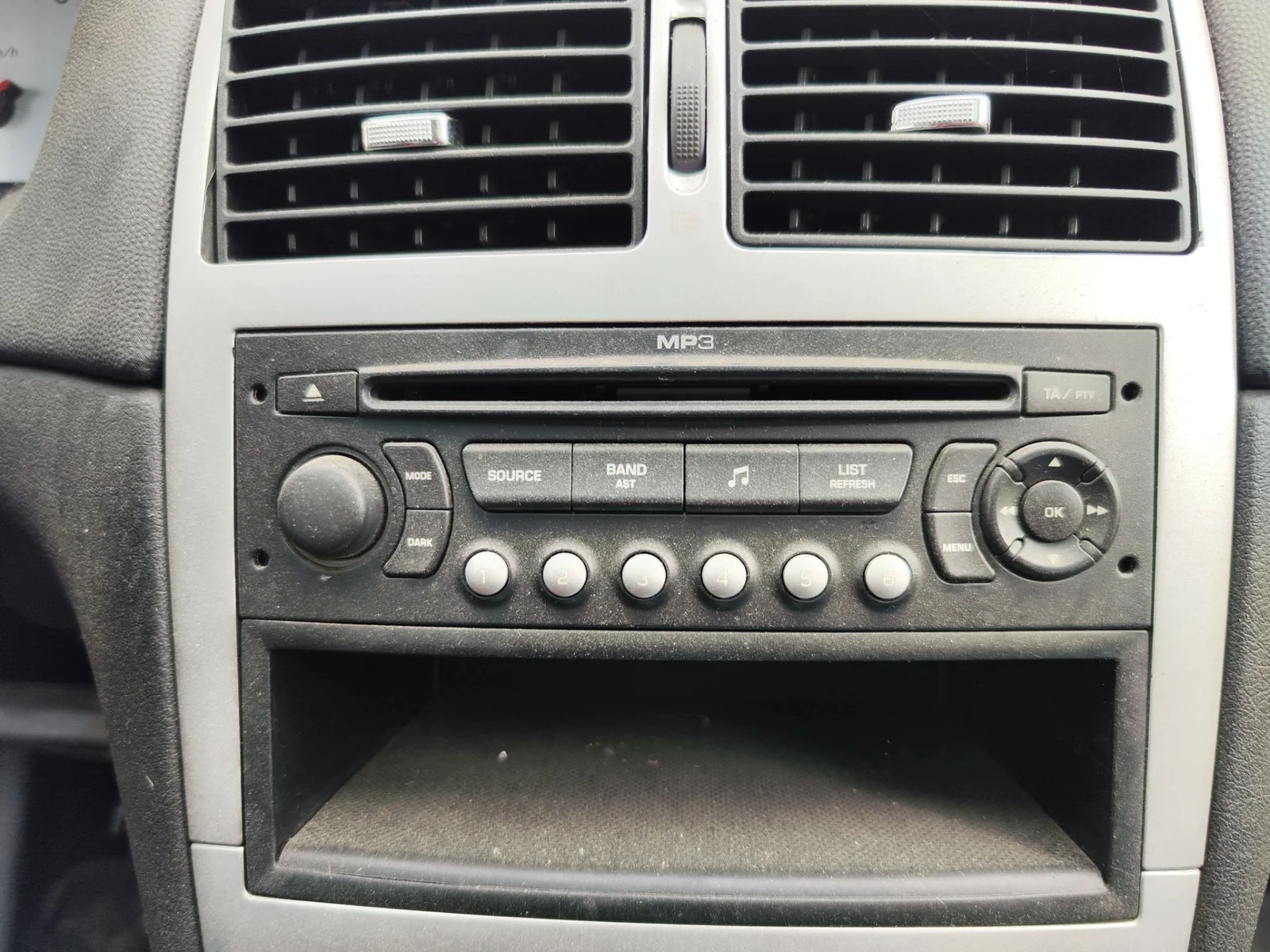 Foto de SISTEMA AUDIO / RADIO CD PEUGEOT 307 BREAK/ SW (S2) 2.0 16V HDi FAP CAT (RHR / DW10BTED4) (136 CV / 100 KW)