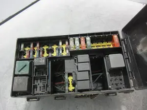 Foto de CAJA RELES / FUSIBLES FORD FOCUS BERLINA (CAK) 1.6 16V CAT (101 CV / 74 KW) referencia 2M5T14A067BB foto 3