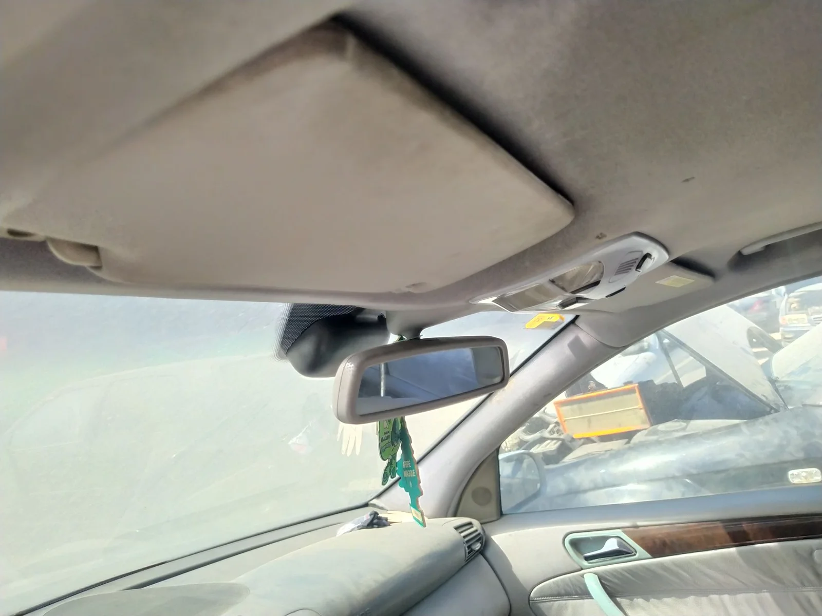 Foto de PARASOL IZQUIERDO MERCEDES-BENZ CLASE C (BM 203) BERLINA 2.2 CDI CAT (143 CV / 105 KW) referencia A2038101310 8G77