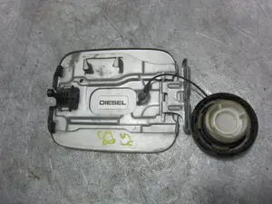 Foto de TAPA EXTERIOR COMBUSTIBLE SUZUKI IGNIS RM (MH) 1.3 DDiS Diesel CAT (69 CV / 51 KW) referencia 8848815 foto 2