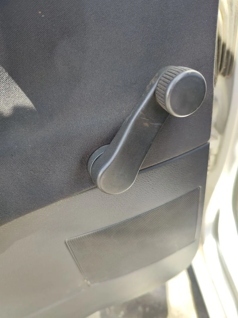 Foto de MANETA ELEVALUNAS TRASERA IZQUIERDA VOLKSWAGEN POLO IV (9N1) 1.4 16V (75 CV / 55 KW)