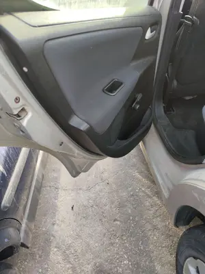 Foto de GUARNECIDO PUERTA TRASERA IZQUIERDA PEUGEOT 207 1.4 HDi (68 CV / 50 KW) referencia 9333ZW