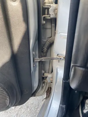 Foto de RETENEDOR PUERTA NISSAN ALMERA (N15) 2.0 Diesel (75 CV / 55 KW)