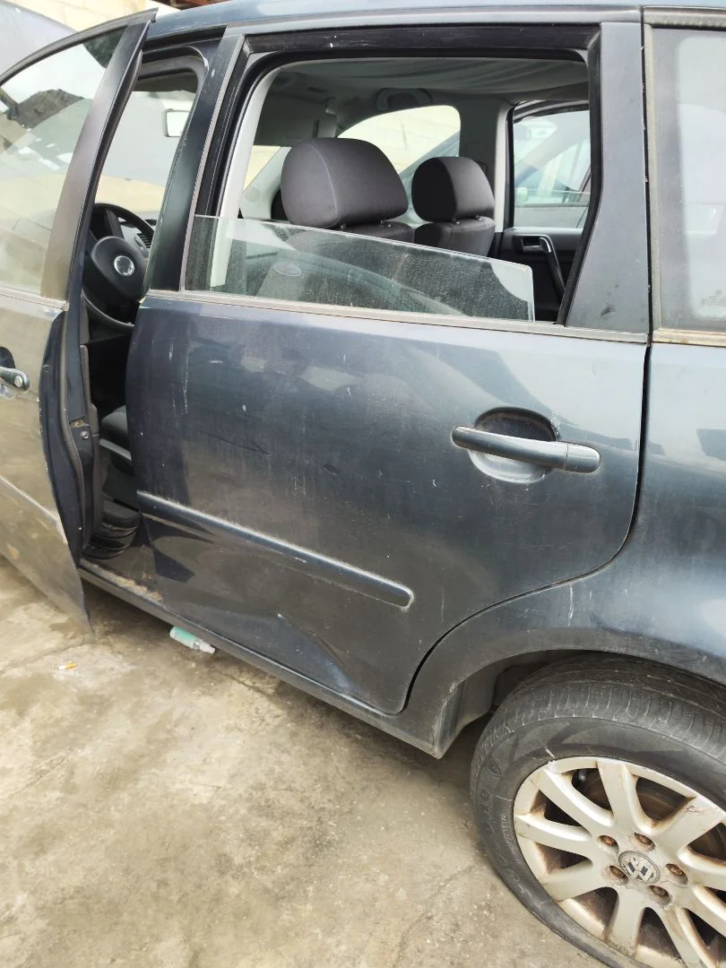 Foto de PUERTA TRASERA IZQUIERDA VOLKSWAGEN POLO IV (9N1) 1.4 16V (75 CV / 55 KW) referencia 6Q6833055H