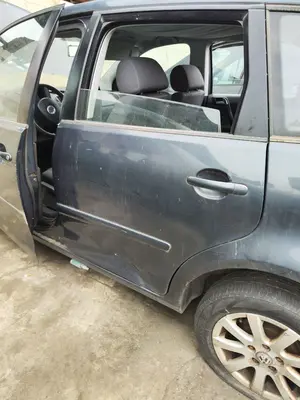 Foto de PUERTA TRASERA IZQUIERDA VOLKSWAGEN POLO IV (9N1) 1.4 16V (75 CV / 55 KW) referencia 6Q6833055H