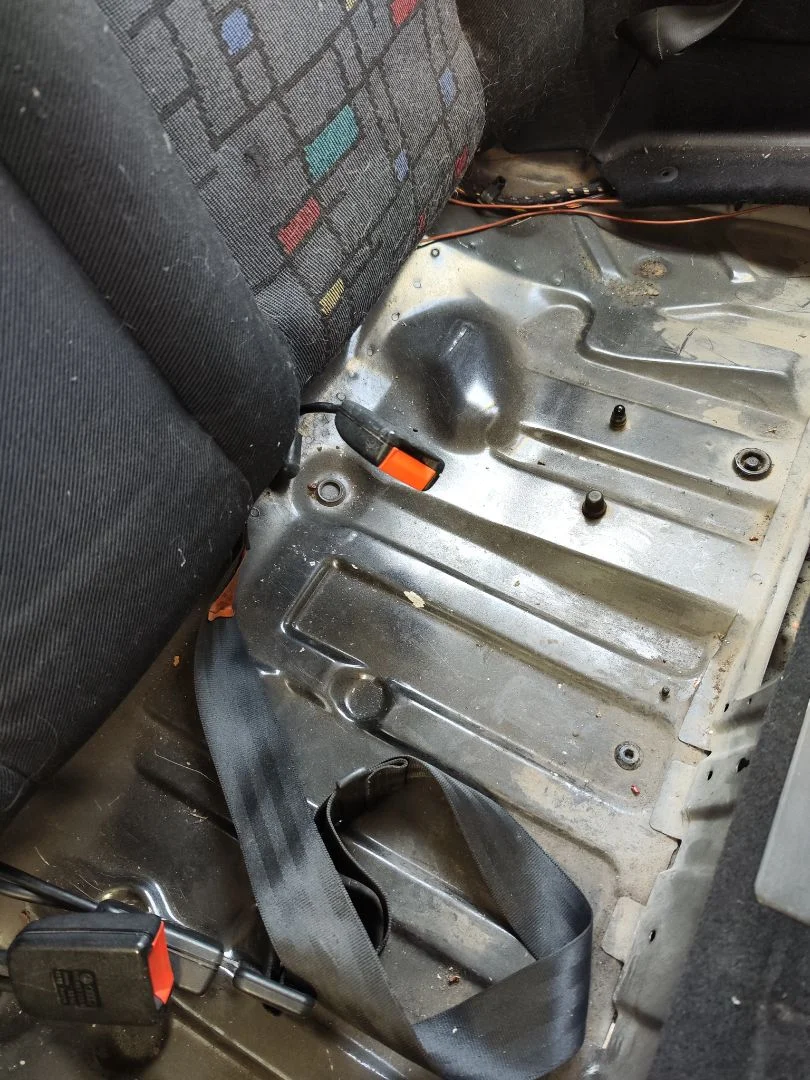 Foto de ENGANCHE CINTURON TRASERO IZQUIERDO VOLKSWAGEN GOLF III (1H1)(11.1991) 1.9 TDI (110 CV / 81 KW)