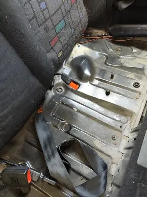 Foto de ENGANCHE CINTURON TRASERO IZQUIERDO VOLKSWAGEN GOLF III (1H1)(11.1991) 1.9 TDI (110 CV / 81 KW)