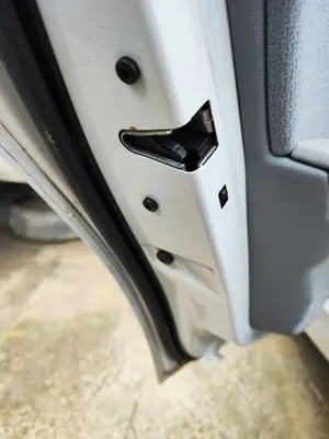 Foto de CERRADURA PUERTA TRASERA IZQUIERDA BMW SERIE 3 BERLINA (E90) 2.0 Turbodiesel CAT (143 CV / 105 KW)