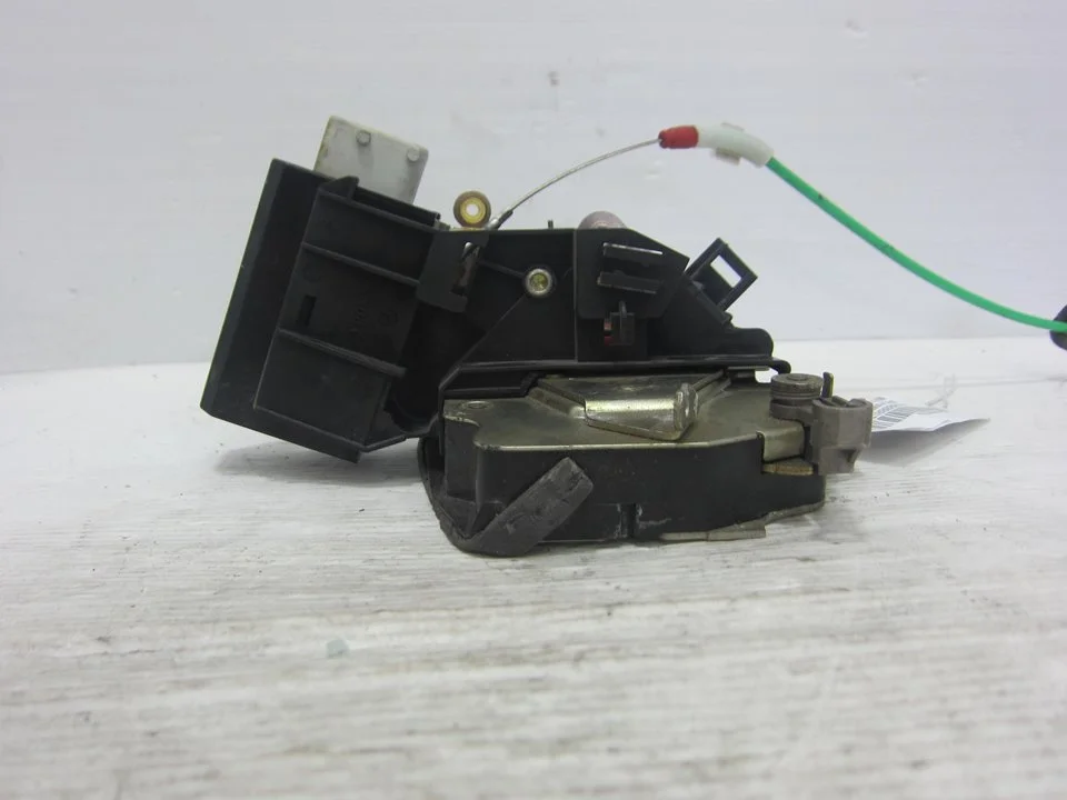 Foto de CERRADURA PUERTA TRASERA DERECHA BMW SERIE 5 BERLINA (E39) 2.8 24V CAT (193 CV / 142 KW) referencia 8352165