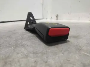 Foto de ENGANCHE CINTURON TRASERO IZQUIERDO PEUGEOT 208 1.2 12V e-VTi / PureTech (81 CV / 60 KW) referencia 61904058 foto 2