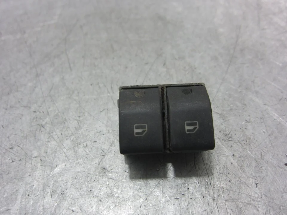 Foto de MANDO ELEVALUNAS TRASERO IZQUIERDO SEAT IBIZA (6L1) 1.2 (64 CV / 47 KW) referencia 6Q0959858