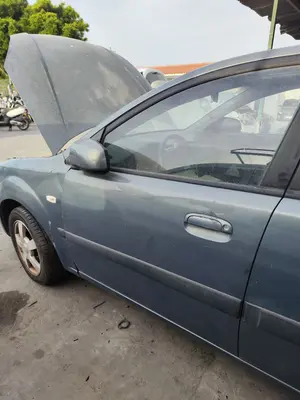 Foto de PUERTA DELANTERA IZQUIERDA KIA RIO (JB) 1.5 CRDi (110 CV / 81 KW) referencia 760031G010 foto 2