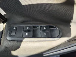 Foto de MANDO ELEVALUNAS DELANTERO IZQUIERDO RENAULT MEGANE II COUPE/CABRIO 1.5 dCi Diesel (106 CV / 78 KW)