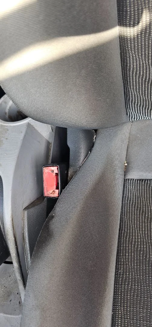 Foto de ENGANCHE CINTURON DELANTERO IZQUIERDO SEAT IBIZA BERLINA (6J5) 1.4 TDI (80 CV / 59 KW)