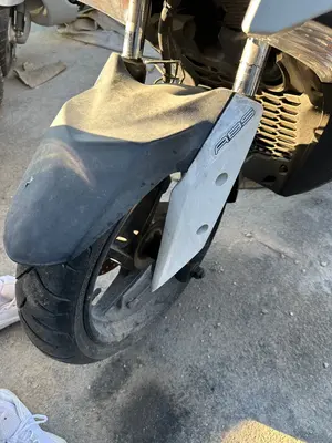 Foto de GUARDABARROS DELANTERO YAMAHA X-MAX 300 292 cm3 - 20.6 kW (0 CV / 0 KW) foto 2
