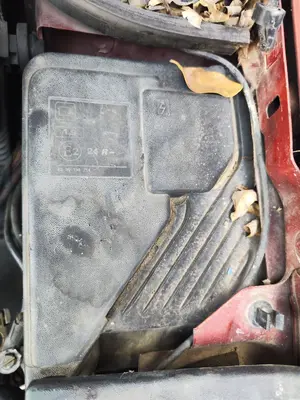 Foto de CAJA RELES / FUSIBLES RENAULT MEGANE II BERLINA 3P 1.9 dCi Diesel (120 CV / 88 KW)