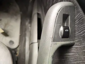 Foto de MANDO ELEVALUNAS DELANTERO DERECHO AUDI A6 BERLINA (4B2) 2.5 V6 24V TDI (150 CV / 110 KW)