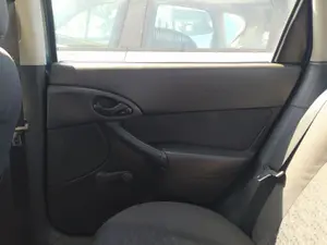 Foto de CERRADURA PUERTA TRASERA DERECHA FORD FOCUS BERLINA (CAK) 1.8 TDCi CAT (101 CV / 74 KW) referencia 4698324
