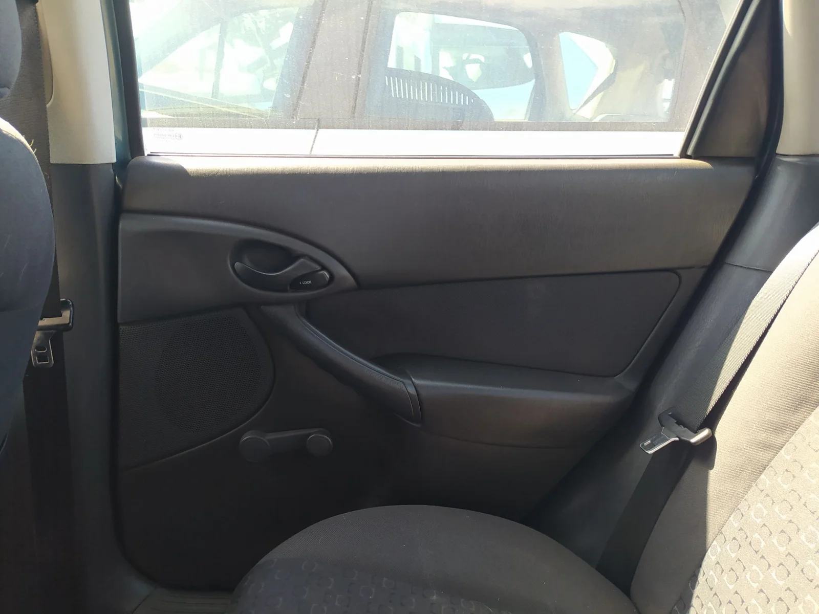 Foto de MANETA ELEVALUNAS TRASERA DERECHA FORD FOCUS BERLINA (CAK) 1.8 TDCi CAT (101 CV / 74 KW)