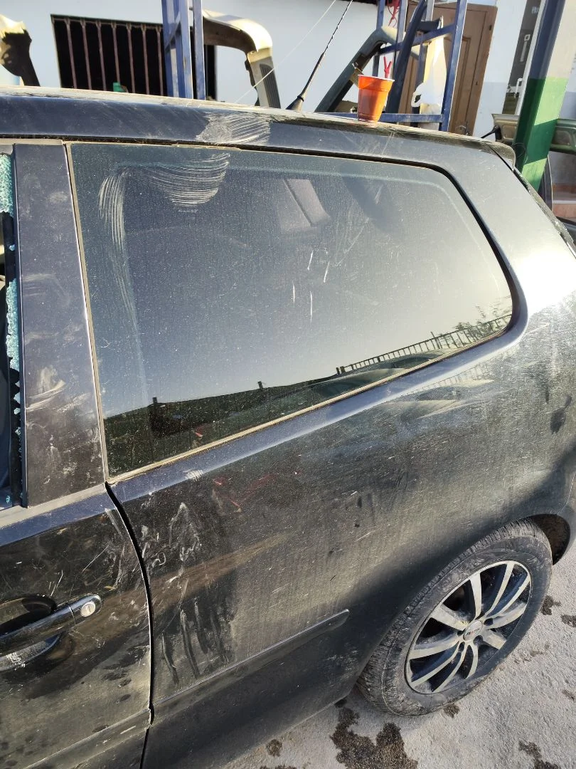 Foto de LUNA CUSTODIA TRASERA IZQUIERDA VOLKSWAGEN POLO IV (9N3) 1.9 TDI (101 CV / 74 KW)