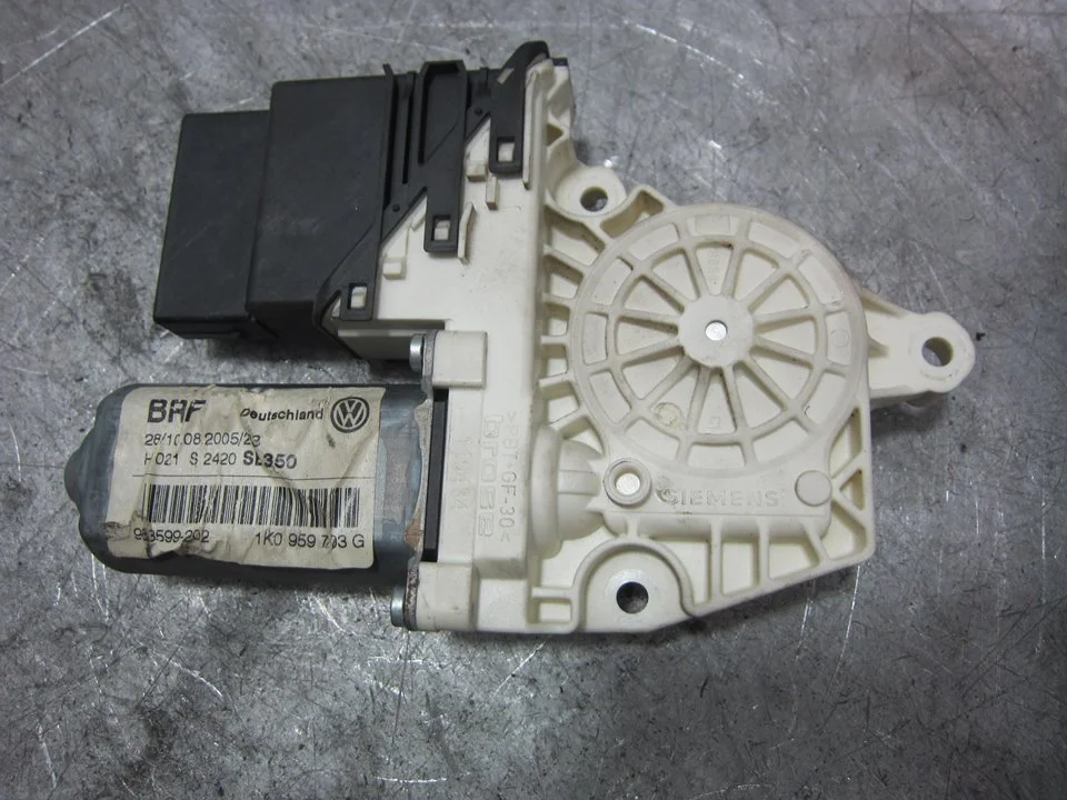 Foto de MOTOR ELEVALUNAS TRASERO IZQUIERDO SEAT LEON (1P1) 1.9 TDI (105 CV / 77 KW) referencia 1K0959703G