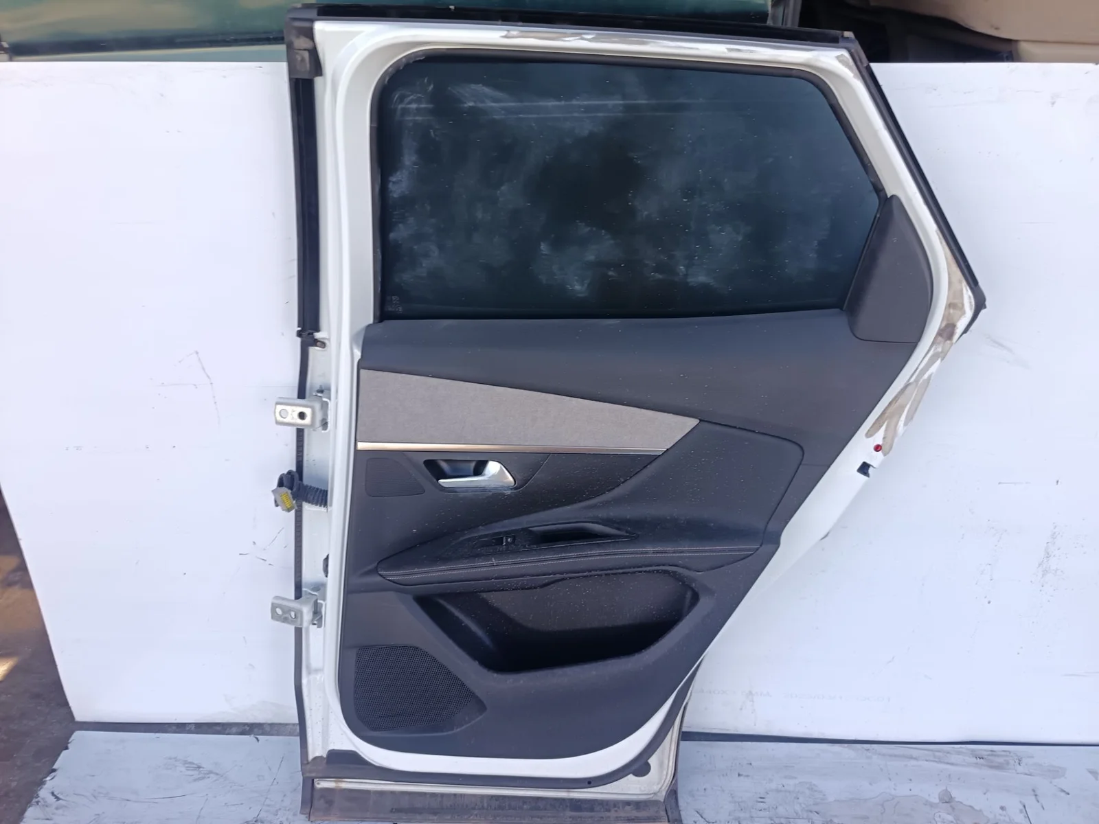 Foto de GUARNECIDO PUERTA TRASERA DERECHA PEUGEOT 3008 1.5 Blue-HDI FAP (131 CV / 96 KW)