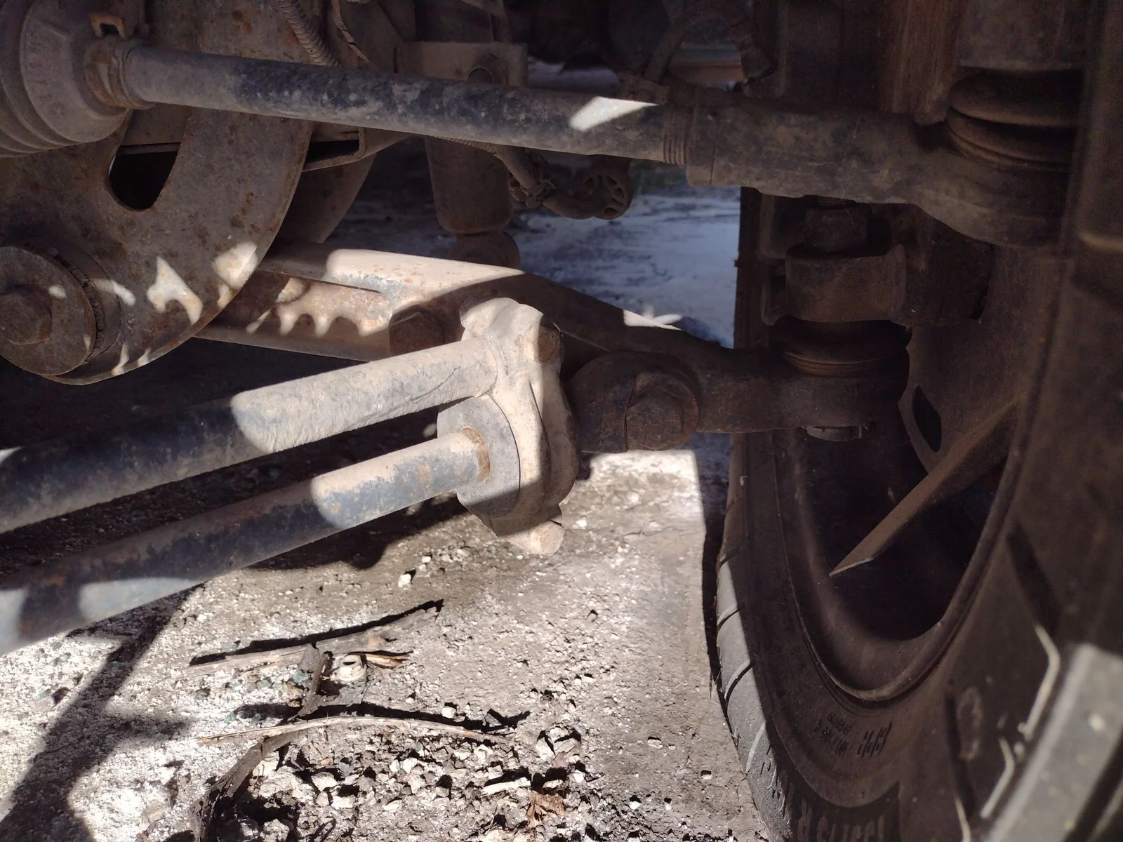 Foto de BRAZO SUSPENSION DELANTERO IZQUIERDO IVECO DAILY FURGÓN 2.3 Diesel (97 CV / 71 KW)