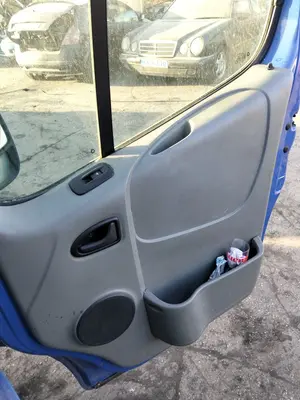 Foto de GUARNECIDO PUERTA DELANTERA DERECHA RENAULT TRAFIC II COMBI 1.9 Diesel (101 CV / 74 KW)