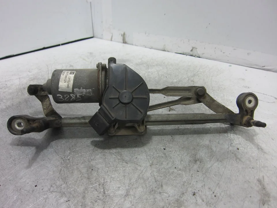 Foto de MOTOR LIMPIA DELANTERO OPEL CORSA D 1.2 16V CAT (Z 12 XEP / LB4) (80 CV / 59 KW) referencia 13182340