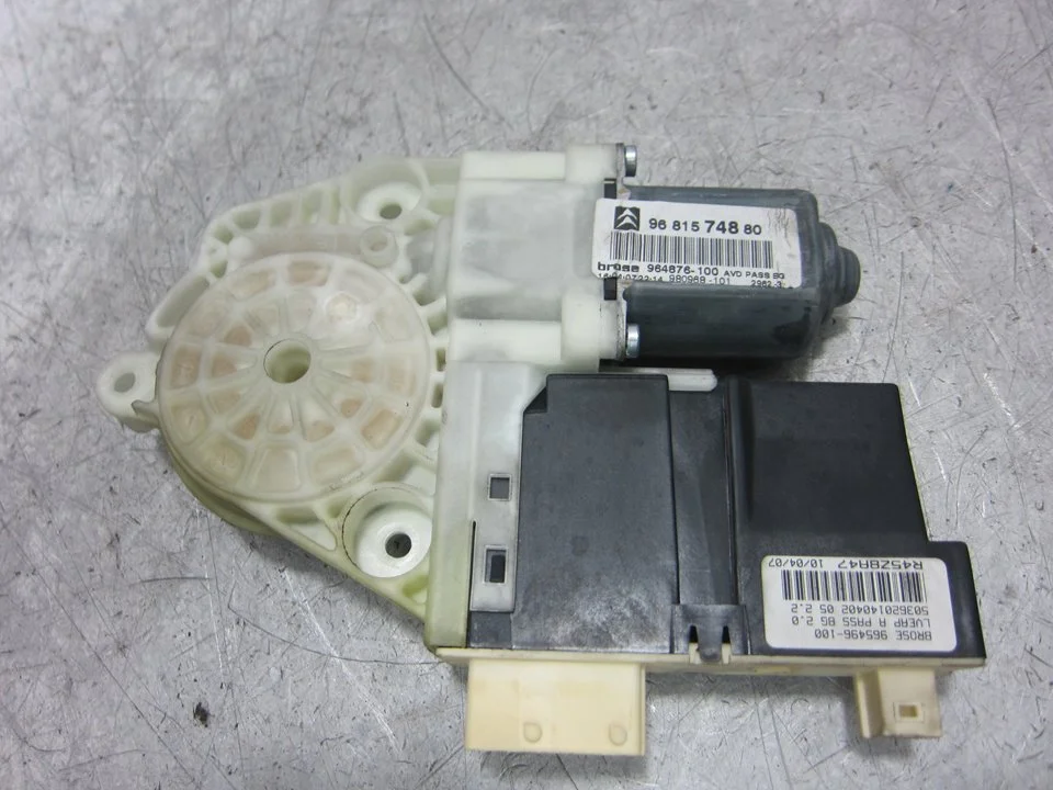 Foto de MOTOR ELEVALUNAS DELANTERO DERECHO CITROEN C4 BERLINA 1.6 HDi CAT (9HY / DV6TED4) (109 CV / 80 KW) referencia 964876100