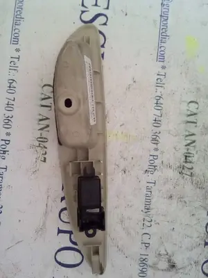 Foto de MANDO ELEVALUNAS TRASERO DERECHO NISSAN PRIMERA BERLINA (P12) referencia 25411 foto 2