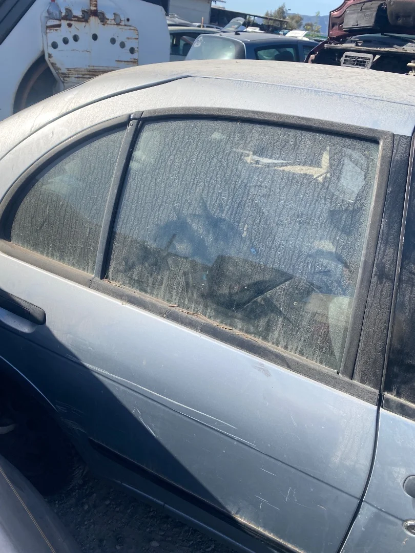 Foto de PUERTA TRASERA DERECHA NISSAN ALMERA (N15) 2.0 Diesel (75 CV / 55 KW)