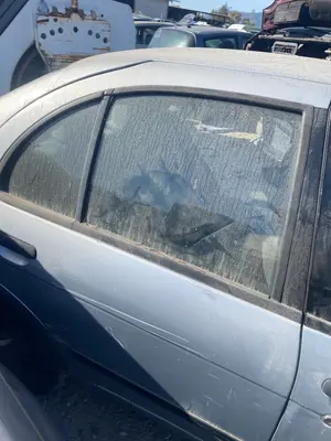 Foto de PUERTA TRASERA DERECHA NISSAN ALMERA (N15) 2.0 Diesel (75 CV / 55 KW)