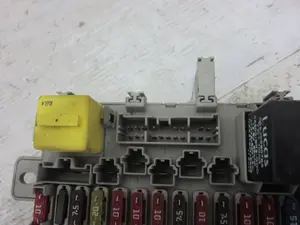 Foto de CAJA RELES / FUSIBLES MG ROVER ROVER 45 (T/RT) 1.4 16V CAT (103 CV / 76 KW) referencia YQE102720 foto 4