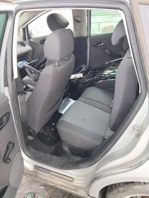 Foto de GOMAS CONTORNO PUERTA SEAT ALTEA (5P1) 1.9 TDI (105 CV / 77 KW)