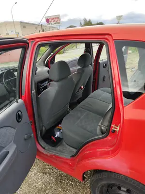 Foto de GOMAS CONTORNO PUERTA CHEVROLET KALOS 1.2 CAT (72 CV / 53 KW)