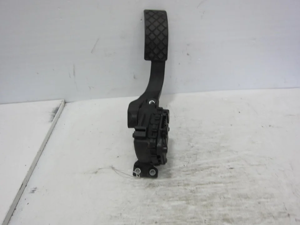 Foto de PEDAL ACELERADOR VOLKSWAGEN PASSAT BERLINA (3B3) 1.9 TDI (131 CV / 96 KW) referencia 8D1721523F