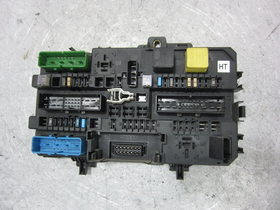 Foto de CAJA RELES / FUSIBLES OPEL ASTRA H GTC 1.9 CDTI (120 CV / 88 KW) referencia 13222173