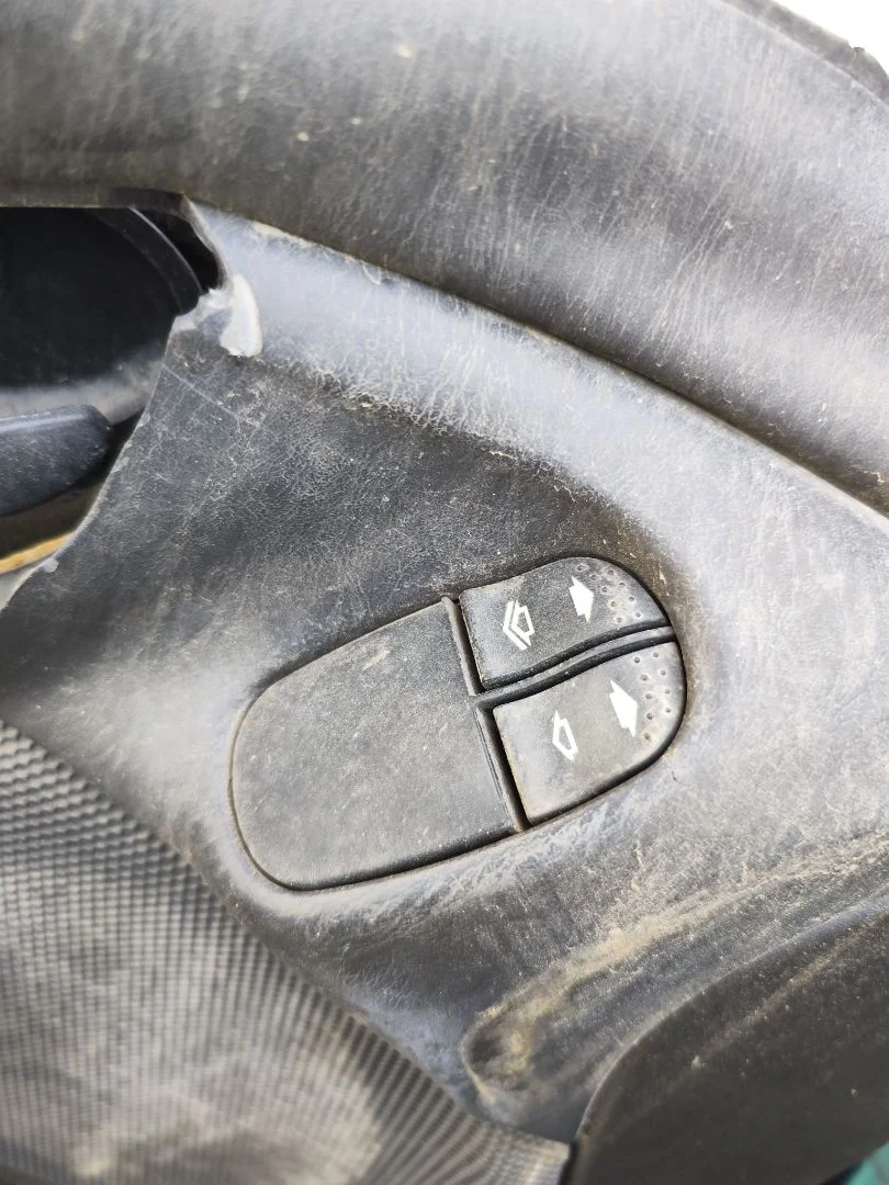 Foto de MANDO ELEVALUNAS DELANTERO IZQUIERDO FORD FOCUS BERLINA (CAK) 1.6 16V CAT (101 CV / 74 KW)