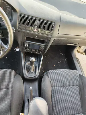 Foto de CONSOLA CENTRAL VOLKSWAGEN GOLF IV BERLINA (1J1)(10.1997) 2.0  (116 CV / 85 KW)
