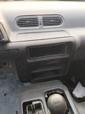 Foto de CONSOLA CENTRAL NISSAN VANETTE CARGO 2.3 Diesel (75 CV / 55 KW)