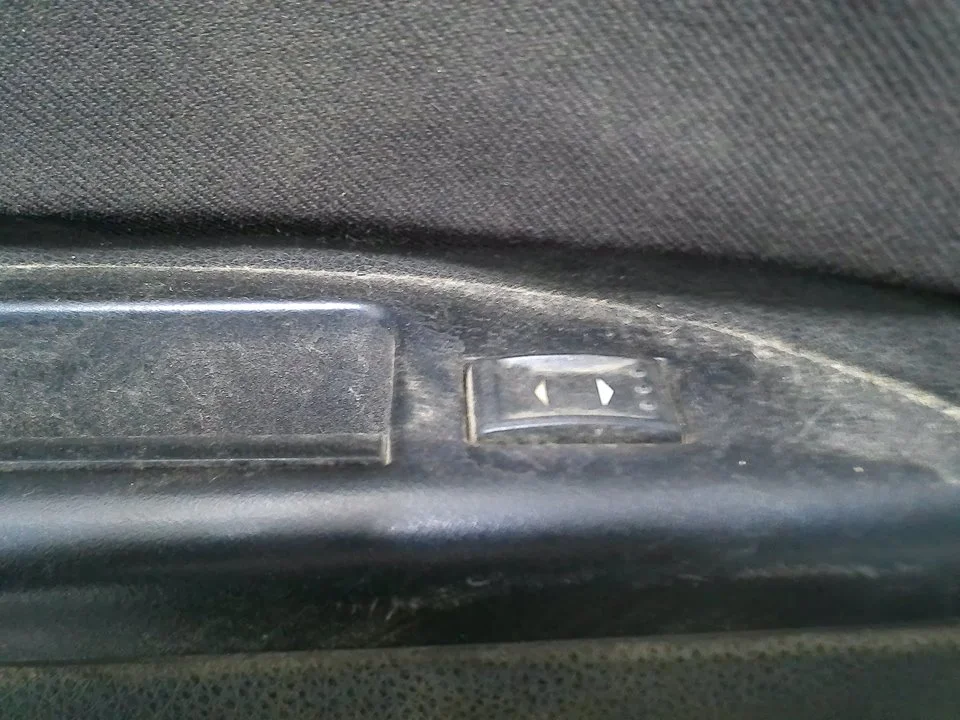 Foto de MANDO ELEVALUNAS TRASERO IZQUIERDO FORD MONDEO BERLINA (GE) 2.0 16V DI TD CAT (116 CV / 85 KW) referencia 1S7T14529AB