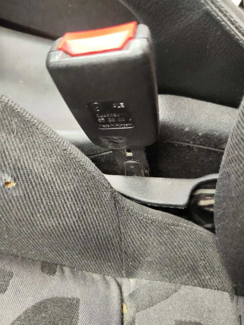 Foto de ENGANCHE CINTURON DELANTERO IZQUIERDO VOLKSWAGEN BORA BERLINA (1J2)(1998) 1.9 TDI (110 CV / 81 KW)