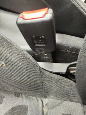 Foto de ENGANCHE CINTURON DELANTERO IZQUIERDO VOLKSWAGEN BORA BERLINA (1J2)(1998) 1.9 TDI (110 CV / 81 KW)