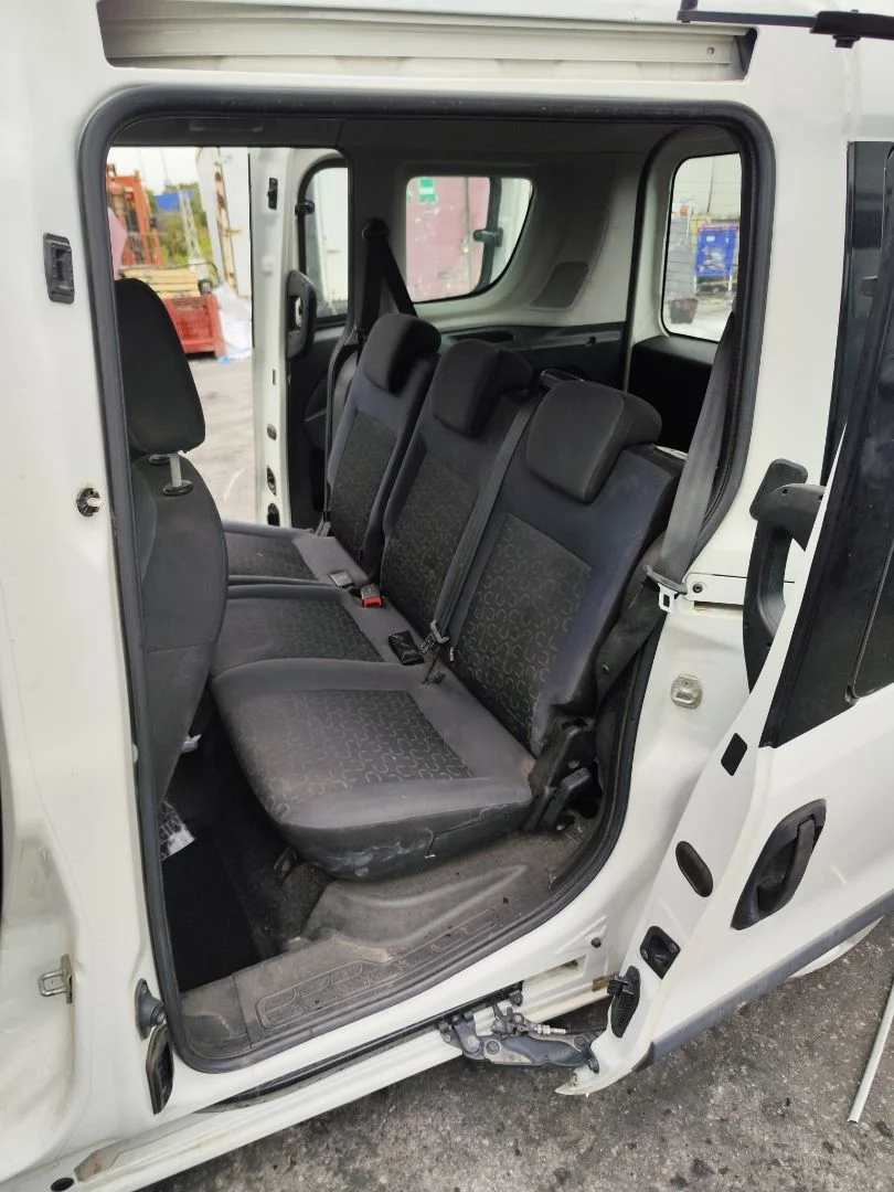 Foto de GOMAS CONTORNO PUERTA FIAT II DOBLÒ (152) 1.6 JTDM 16V CAT (105 CV / 77 KW)
