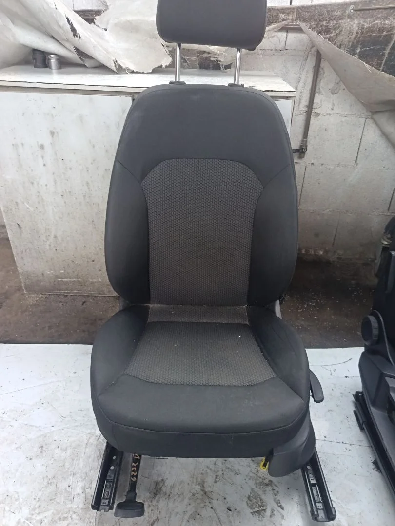 Foto de ASIENTO DELANTERO IZQUIERDO AUDI A1 SPORTBACK (8XF) 1.6 TDI (116 CV / 85 KW)