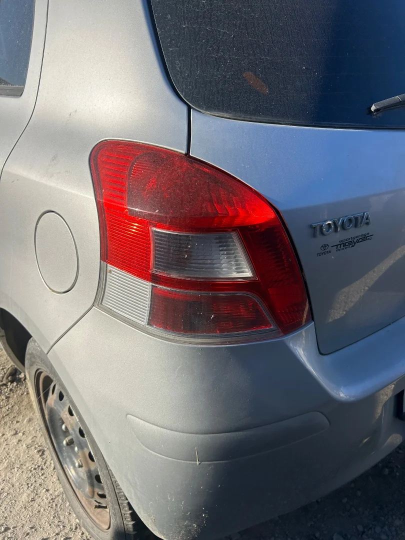 Foto de PILOTO TRASERO IZQUIERDO TOYOTA YARIS (KSP9/SCP9/NLP9) 1.3 16V CAT (101 CV / 74 KW) referencia 815610D251