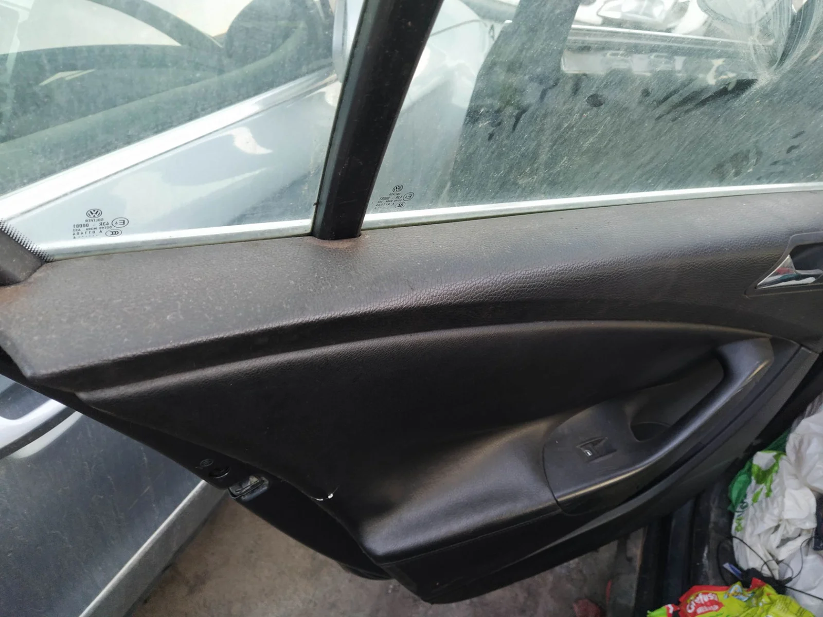 Foto de MANETA INTERIOR TRASERA IZQUIERDA VOLKSWAGEN PASSAT BERLINA (3C2) 2.0 TDI (140 CV / 103 KW)
